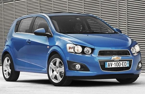 Der neue Chevrolet Aveo wird wahlweise als Fließ- oder Stufenheck mit vier verschiedenen Motorisierungen angeboten. Der 1,2-Liter Vierzylinder gibt es als Einstiegsvariante für 11.990 Euro. Foto: Chevrolet/Auto-Reporter.NET